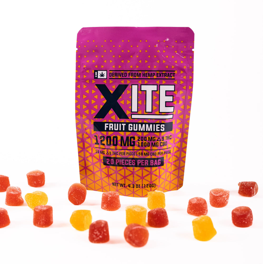 Sachet de thc gummies aux arômes fruités présenté sur fond blanc